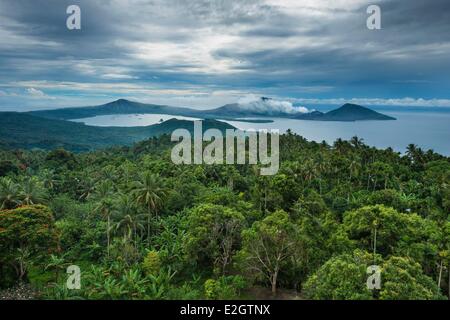 Papua New Guinea Bismarck Archipelago Gazelle peninsula New Britain island East New Britain province Rabaul Rabaul Bay Matupit island Tavuvur Turangunan Tovanumbatir Rabalanakaia et Vulcan volcanoes seen Malmaluan viewpoint Stock Photo