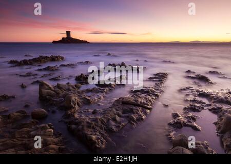 France Var Corniche de l'Esterel Saint Raphael rocks of landing beach of Dramont in front of Ile d'Or Stock Photo