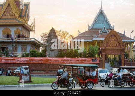 Cambodia Phnom Penh traffic in front of pagoda Ounalom Stock Photo