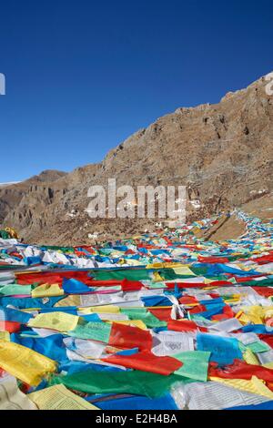 China Tibet YeRM-Ea valley prayer flags on Drak YeRM-Ea monastery and meditation caves Stock Photo