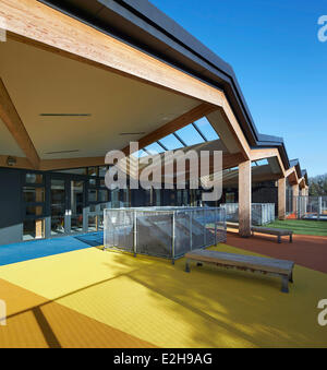 The Livity School, London, United Kingdom. Architect: Haverstock Associates LLP, 2013. Canopied exterior play area on the third Stock Photo