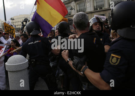 Madrid, Spain. 19th June, 2014. Police clash with protestors during a demonstration against the Monarchy in Madrid, Spain, Thursday, June 19, 2014. Dozens of protestors gathered in Madrid's main square to protest against the Spanish Monarchy on the day Spain's King Felipe VI was crowned. Credit:  Rodrigo Garcia/NurPhoto/ZUMAPRESS.com/Alamy Live News Stock Photo