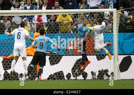 Sao Paolo, Brazil. 19th June, 2014. Wayne Rooney (10) heads the ball to the post, at the match #23 of the 2014 World Cup, between England and Uruguay, this Thursday, June 19th, in Sao Paulo, Brasil Credit:  Gustavo Basso/NurPhoto/ZUMAPRESS.com/Alamy Live News Stock Photo