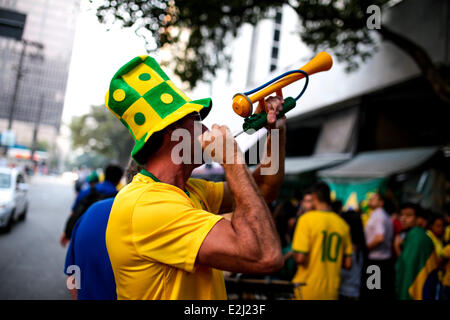 Sao Paolo, Brazil. 17th June, 2014. A Brazilian cheers for his team during the game between Brazil and Mexico that ended without goals in a street in Sao Paulo, Brazil on June 17, 2014. (Photo by Tiago Mazza Chiaravalloti/NurPhoto) © Tiago Mazza Chiaravalloti/NurPhoto/ZUMAPRESS.com/Alamy Live News Stock Photo