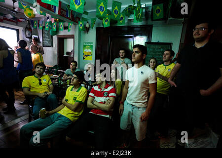Sao Paolo, Brazil. 17th June, 2014. Brazilians and Mexicans watch the game and cheer for their teams during the game between Brazil and Mexico that ended without goals in a pub in Sao Paulo, Brazil on June 17, 2014. (Photo by Tiago Mazza Chiaravalloti/NurPhoto) © Tiago Mazza Chiaravalloti/NurPhoto/ZUMAPRESS.com/Alamy Live News Stock Photo