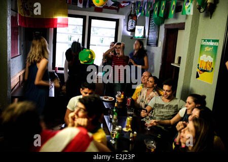 Sao Paolo, Brazil. 17th June, 2014. Brazilians and Mexicans watch the game and cheer for their teams during the game between Brazil and Mexico that ended without goals in a pub in Sao Paulo, Brazil on June 17, 2014. (Photo by Tiago Mazza Chiaravalloti/NurPhoto) © Tiago Mazza Chiaravalloti/NurPhoto/ZUMAPRESS.com/Alamy Live News Stock Photo
