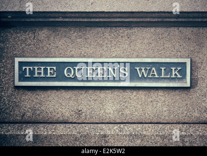 The Queens Walk road sign in London Street Stock Photo - Alamy