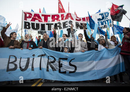 Buenos Aires, Argentina. 20th June, 2014. Residents take part in a protest against the 'holdouts' in front of the U.S. embassy in Buenos Aires, capital of Argentina, on June 20, 2014. U.S. Supreme Court ordered Argentina to pay about 1.33 billion US dollars to a hedge fund at the end of this month, according to local press information. © Martin Zabala/Xinhua/Alamy Live News Stock Photo