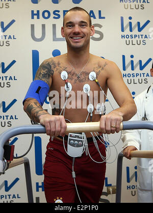 Dutch Footballler Wesley Sneijder attends a press conference after a health check in Istanbul. Sneijder has signed 3.5 years contract with Galatasaray Football club.  Featuring: Wesley Sneijder Where: Istanbul, Turkey When: 22 Jan 2013  **** Stock Photo