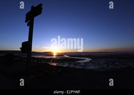 Swansea, UK. Saturday 21 June 2014  Pictured: The sun rises over Swansea marking the Summer Solstice and the year's longest day. Credit:  D Legakis/Alamy Live News Stock Photo