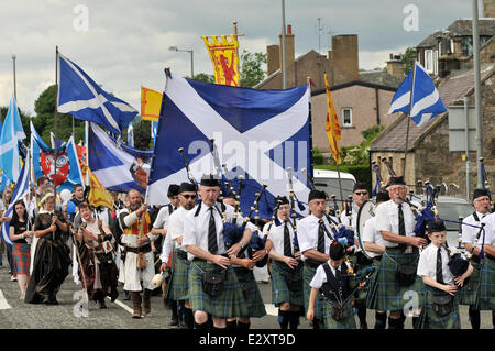 Bannockburn, Scotland, UK. 21st June 2014. Battle of Bannockburn 700th anniversary march from Stirling Bridge to Bannockburn. Marchers gathered at the memorial where the battle of Bannockburn was. Speeches were by read from several people. The march was led by the Strathaven Pipeband. Credit:  Andrew Steven Graham/Alamy Live News Stock Photo