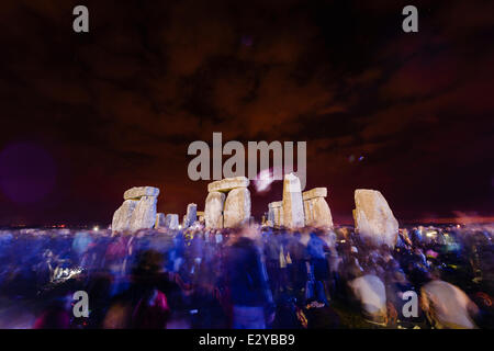 Stonehenge, Wiltshire, UK. 20th June, 2014. Masses of people gather to celebrate the Summer Solstice at the prehistoric site of Stonehenge during the 'Managed Open Access' by English Heritage on the 20-21 June 2014. Credit:  Tom Arne Hanslien/Alamy Live News Stock Photo