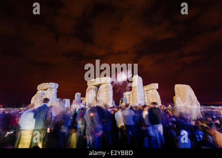 Stonehenge, Wiltshire, UK. 20th June, 2014. Masses of people gather to celebrate the Summer Solstice at the prehistoric site of Stonehenge during the 'Managed Open Access' by English Heritage on the 20-21 June 2014. Credit:  Tom Arne Hanslien/Alamy Live News Stock Photo