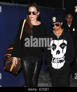Actress Angelina Jolie walks with a Louis Vuitton bag in the Fotografía  de noticias - Getty Images