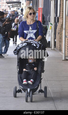 Kate Hudson takes her son Bingham Hawn Bellamy out in a stroller and head for lunch with family at Bubby's restaurant in Manhatt Stock Photo