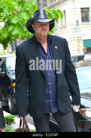 'Celebrity Apprentice' winner Trace Adkins leaves his NYC hotel