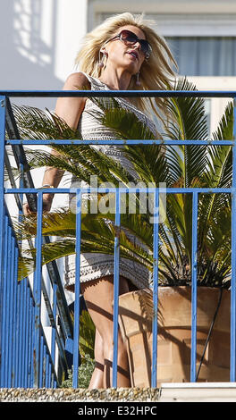 Victoria Silvstedt films on the balcony of the Grand Hyatt Cannes Hotel Martinez during day 6 of the 66th Cannes Film Festival Stock Photo