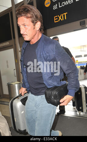 Sean Penn arrives at LAX airport carrying his luggage Featuring: Sean
