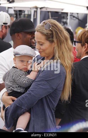 Elizabeth Berkley on the set of Extra! with her son Sky Lauren  Featuring: Elizabeth Berkley Where: Los Angeles, California, United States When: 07 Jun 2013 Stock Photo