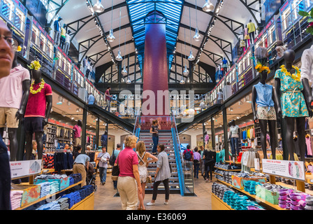 Paris, France, People Shopping in Clothing Store, 'Uniglo Le Marais', Converted Factory Building, COMMERCIAL INTERIORS, fashion textile mannequin Stock Photo