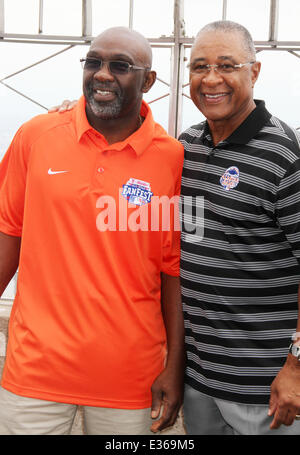 New York Mets legend Mookie Wilson and 15-time All-Star Ozzie Smith visit The Empire State Building to celebrate start of MLB Al Stock Photo