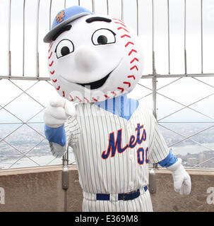 New York Mets legend Mookie Wilson and 15-time All-Star Ozzie Smith visit The Empire State Building to celebrate start of MLB All-Star Week  Featuring: Mr. Met Where: New York City, NY, United States When: 13 Jul 2013 Stock Photo