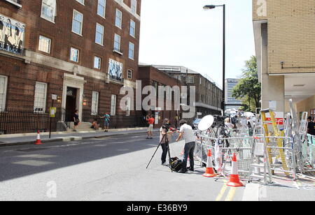 Scenes outside The Lindo Wing at St Marys Hospital as the UK prepares for the birth of the first child of The Duke and Duchess of Cambridge  Where: London, United Kingdom When: 14 Jul 2013 Stock Photo