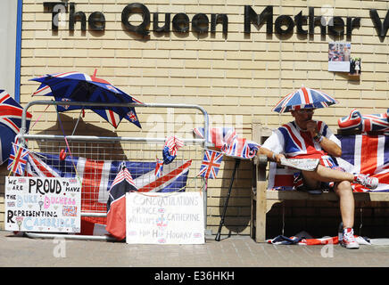 Scenes outside The Lindo Wing at St Mary's Hospital ahead of the birth of The Duke and Duchess of Cambridge's first child  Where: London, United Kingdom When: 17 Jul 2013 Stock Photo