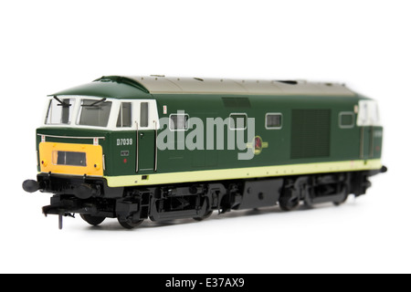 BR Class 35 (D7039) 'Hymek' mixed-traffic B-B diesel locomotive with hydraulic transmission (1:76 scale model by Heljan). Stock Photo