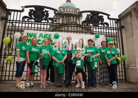 Belfast City Hall,UK. 22nd June 2014. Celebrity Julian Simmons with a Macmillan Cancer supporters at the finish line of the 6 Marathons in 6 Countries in 6 Days Stock Photo