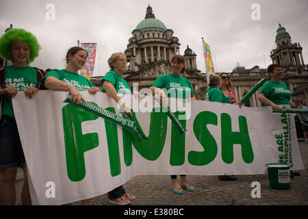 Belfast City Hall,UK. 22nd June 2014. Macmillan Cancer supporters at the finish line of the 6 Marathons in 6 Countries in 6 Days Stock Photo