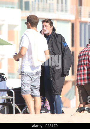 Helen Hunt filming and directing her new movie 'Ride' on Venice Beach. The film is about a mother who travels cross-country to California to be with her son after he decides to drop out of school and become a surfer.  Featuring: Luke Wilson Where: Los Ang Stock Photo