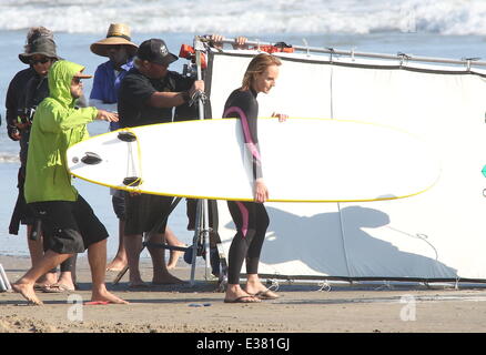 Helen Hunt filming and directing her new movie 'Ride' on Venice Beach. The film is about a mother who travels cross-country to California to be with her son after he decides to drop out of school and become a surfer.  Featuring: Helen Hunt Where: Los Ange Stock Photo