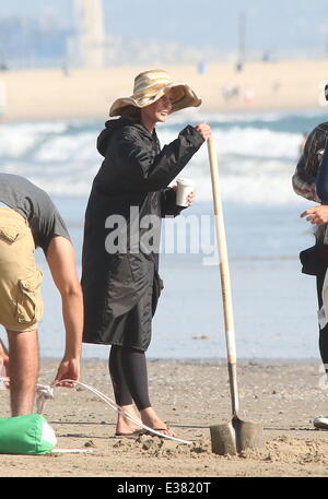 Helen Hunt filming and directing her new movie 'Ride' on Venice Beach. The film is about a mother who travels cross-country to California to be with her son after he decides to drop out of school and become a surfer.  Featuring: Helen Hunt Where: Los Ange Stock Photo