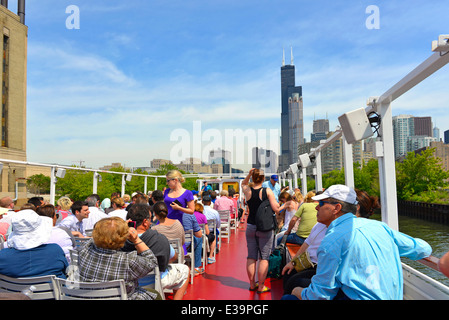 River Cruise along the Chicago river, City Tour, Tourists enjoying a narrated city tour, Sightseeing; Chicago, Illinois, USA Stock Photo