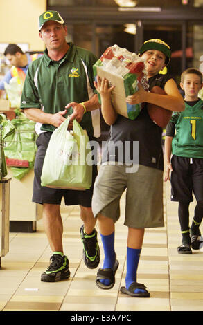 Jason Wiles and his son leaving Gelson's after shopping for groceries  Featuring: Jason Wiles,Wilke Jackson Wiles Where: Los Angeles, CA, United States When: 07 Sep 2013 Stock Photo