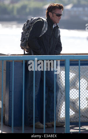 Actor Sean Penn filming the his new movie 'The Gunman' on Tower Bridge in London. The scene features a helicopter flying low over the iconic London landmark as Penn walks across the River Thames  Featuring: Sean Penn Where: London, United Kingdom When: 08 Stock Photo