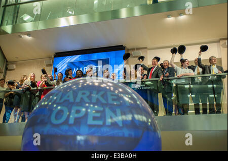 The Stock Exchange, Paternoster Square, London UK. 23rd June 2014. Office choirs open the Stock Exchange with a song conducted by Festival Director Paul celebrating the City of London Festival running till 17th July. Credit:  Malcolm Park editorial/Alamy Live News. Stock Photo