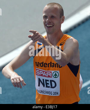 Braunschweig, Germany. 22nd June, 2014. Netherlands' Dennis Licht seen during the men's 3000 m race at the European Athletics Team Championships in the Eintracht Stadion in Braunschweig, Germany, 22 June 2014. Photo: Peter Steffen/dpa/Alamy Live News Stock Photo