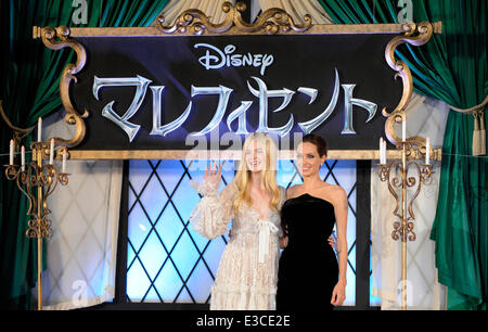 Tokyo, June 23. 5th July, 2014. Actresses Angelina Jolie (R) and Elle Fanning pose for a photograph during an event for fans prior to Japan's premier of movie 'Maleficent' in Tokyo, Japan, June 23, 2014. 'Maleficent' will be shown to the public in Japan on July 5, 2014. © Stringer/Xinhua/Alamy Live News Stock Photo