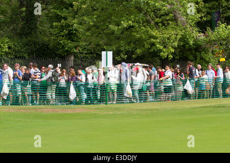 Wimbledon London,UK. 23 June 2014. Tennis fans start queuing on the opening day of the 2014 Wimbledon lawn tennis championships Credit:  amer ghazzal/Alamy Live News Stock Photo