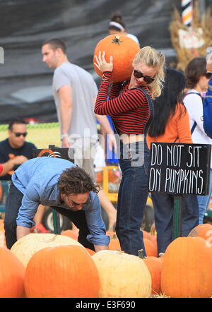 Johnny Galecki and girlfriend Kelli Garner seen choosing pumpkins at Mr Bones Pumpkin Patch in West Hollywood  Featuring: Johnny Galecki,Kelli Garner Where: Los Angeles, CA, United States When: 27 Oct 2013 Stock Photo