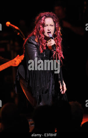 T-shirt Noir Vintage Cyndi Lauper - Tournée "She's So Unusual" 2013 - Taille S à 5XL - Modèle FL059