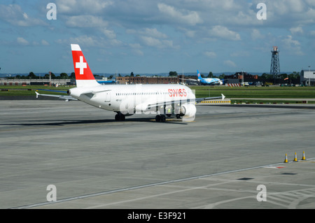 Swiss International Airlines Airbus A320 (HB-IJJ) plane ready to take off at London Heathrow Stock Photo