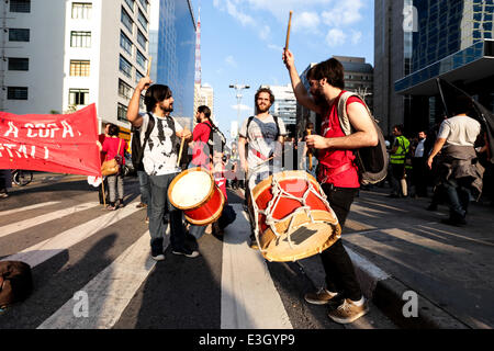 Sao Paulo, Brazil. 23rd June, 2014. Protesters play drums during a protest against the money spent on the FIFA 2014 World Cup in Paulista Avenue in São Paulo Brazil, on June 23, 2014. The protest takes place on the same day that the World Cup game between Chile and Uruguay happened in Sao Paulo and the game between Brazil and Cameroon happened in Brasília. Credit:  Tiago Mazza Chiaravalloti/Pacific Press/Alamy Live News Stock Photo