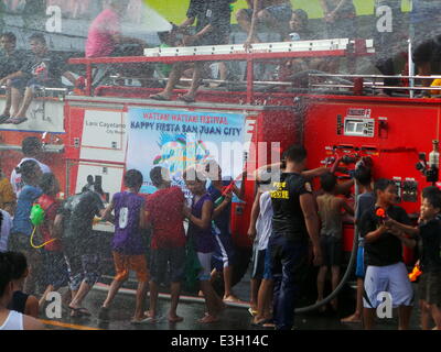 San Juan, Metro Manila, Philippines. June 24, 2014. Revelers observing the annual Feast of Saint John the Baptist held every 24th of June in San Juan, east of Manila,  douse each other with water as a gesture of sharing blessings. Photo: Sherbien Dacalanio / Alamy Live News Stock Photo