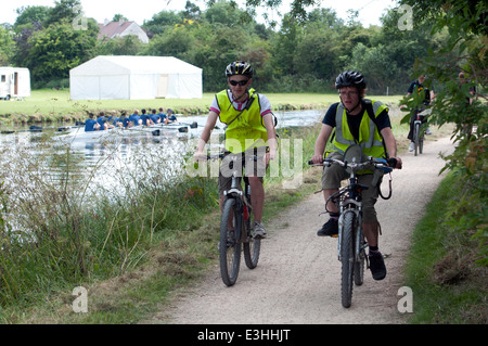 Cambridge May Bumps, towpath umpires on bicycles Stock Photo