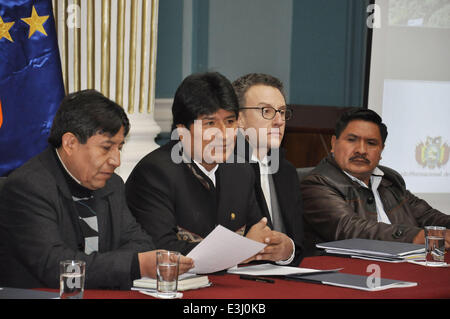 La Paz, Bolivia. 23rd June, 2014. Bolivia's President, Evo Morales (2nd L) attends the presentation of United Nations Office on Drugs and Crime (UNODC) report on coca leaf plantations, in La Paz, Bolivia, on June 23, 2014. According to the report, Bolivia decreased by 9 per cent the coca leaf plantations between 2012 and 2013. Credit:  Jorge Mamani/ABI/Xinhua/Alamy Live News Stock Photo