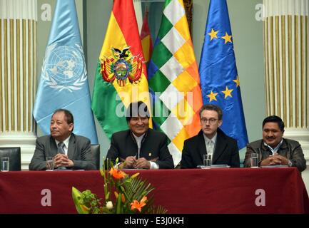 La Paz, Bolivia. 23rd June, 2014. Bolivia's President, Evo Morales (2nd L) attends the presentation of United Nations Office on Drugs and Crime (UNODC) report on coca leaf plantations, in La Paz, Bolivia, on June 23, 2014. According to the report, Bolivia decreased by 9 per cent the coca leaf plantations between 2012 and 2013. Credit:  Jorge Mamani/ABI/Xinhua/Alamy Live News Stock Photo