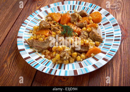 Hot plate for the Sabbath, a pot of spicy meat cooked with potatoes,  barleys, wheat and eggs. Pot of cholent Hamin in hebrew, challah-special  bread in Jewish cuisine. Traditional food Jewish Shabbat Stock Photo - Alamy